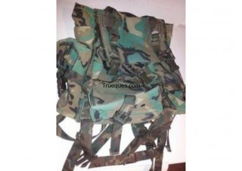 Ropa militar: chaqueton, forro polar, cinturon, petate, portatrajes y mochila