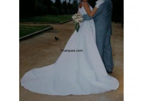 Vestido de novia blanco de raso con detalles de pedreria