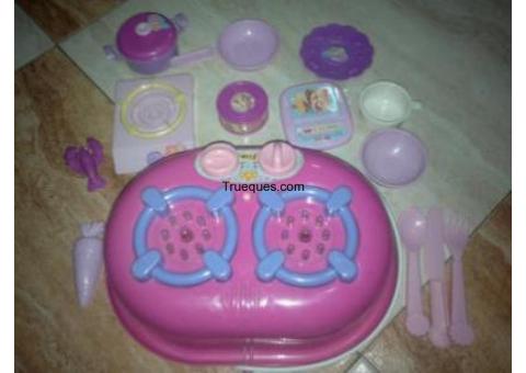Cocinita con accesorios y otros juguetes sueltos