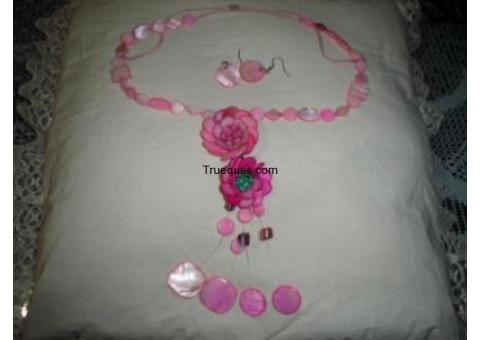 Collar artesanal hecho con concha nacar tintada de rosa.