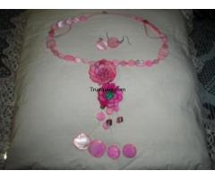Collar artesanal hecho con concha nacar tintada de rosa. - 1/1