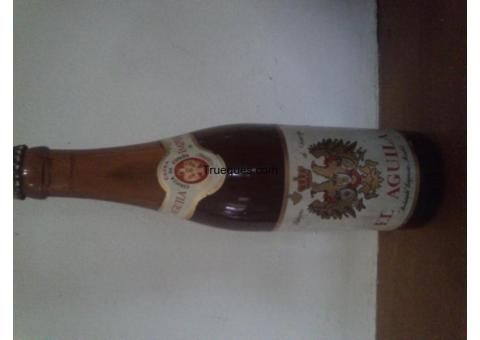 Botella de el aguila imperial extra cerrada por instrumentos musicales, juguetes,