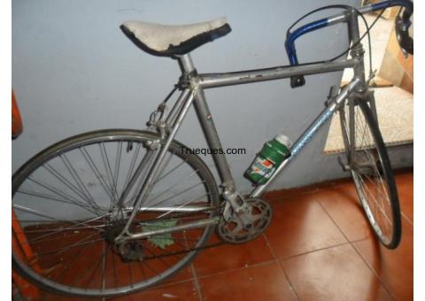 Bicicleta de hombre por mezcladora dj.o otra electronico