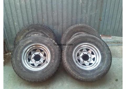 4 ruedas con gomas de un nissan terrano 4x4. medidas: 265/ 70 r15 por algo de mi interes.