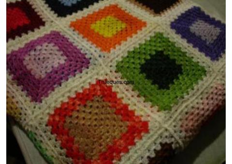 Colcha tejida en crochet multicolor, tamaño matrimonial.