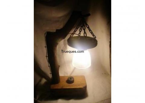 Hermosa lampara velador artesanal en madera y metal