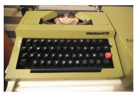 Bonita maquina de escribir de los 80