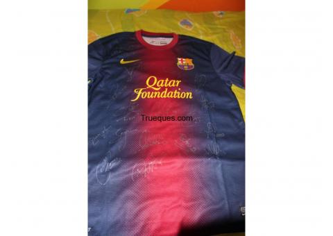 Camiseta del f.c barcelona con quince firmas de la plantilla de las seis copas