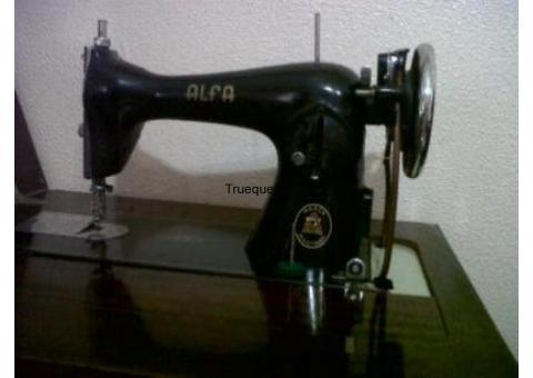 Maquina de coser antigua en perfecto estado
