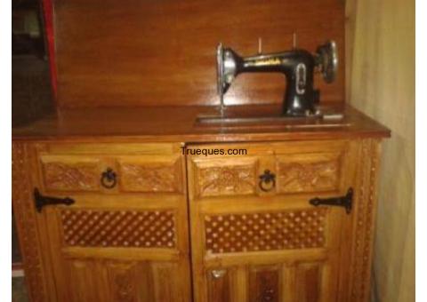 Maquina de coser con muebles antiguos del año 1947