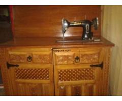 Maquina de coser con muebles antiguos del año 1947 - 1/1