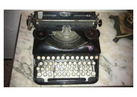 Maquina de escribir antigua en buen estado
