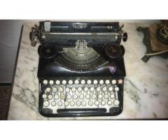 Maquina de escribir antigua en buen estado