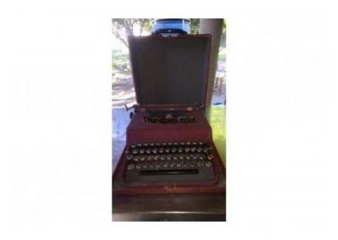 Maquina de escribir olivetti antigua ""forrada""