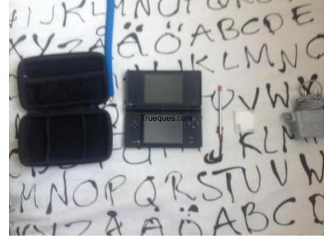 Nintendo dsi + cargador + funda + lápiz tactil