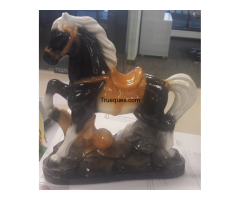 Alcancía con diseño de caballo en porcelana