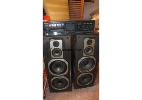 Amplificador y altavoces de 1 metro de altura aproximado