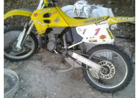 Busco embarcacion o bote o canoa a motor.. por moto de cross 250cc traje botas peto camisa casco gaf